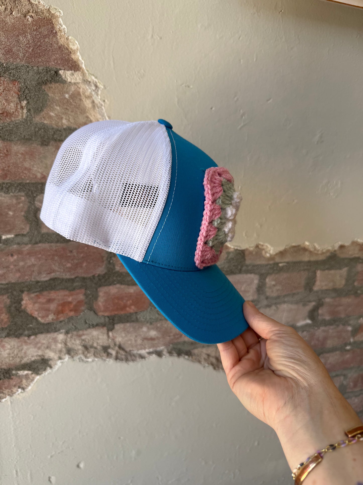 Granny Square Trucker Hat with White Daisy (Turquoise A.)