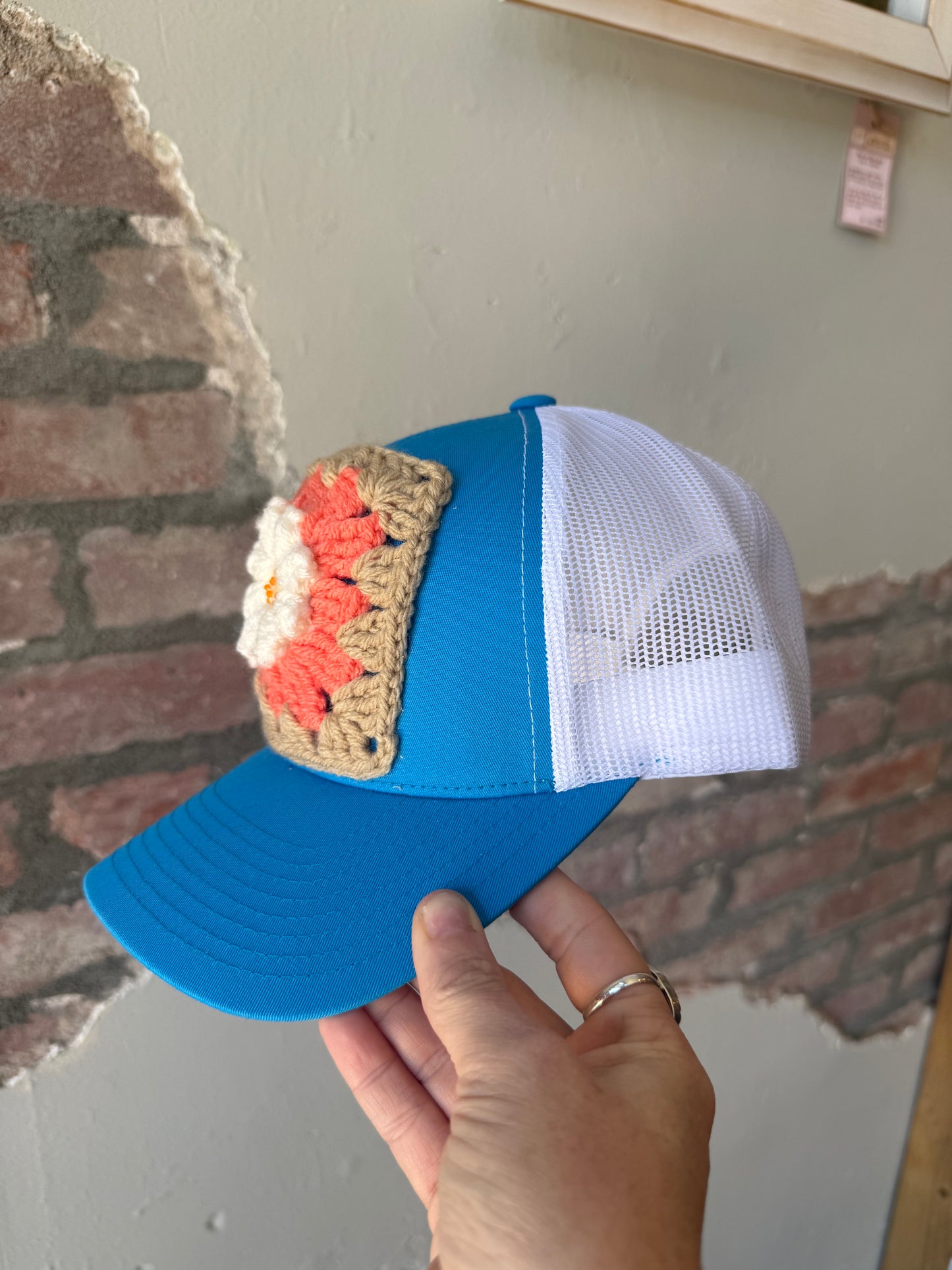 Granny Square Trucker Hat with White Daisy (Turquoise B.)