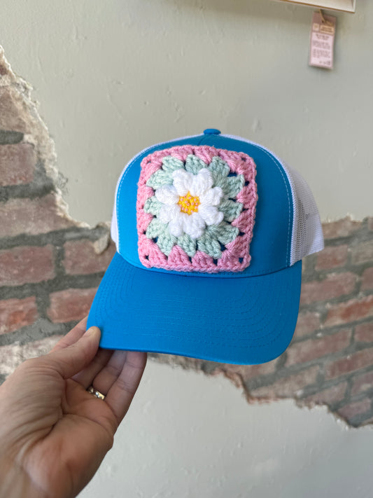 Granny Square Trucker Hat with White Daisy (Turquoise A.)
