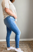 Load image into Gallery viewer, Cara Vintage Skinny Jeans
