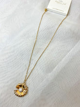 Load image into Gallery viewer, Daisy Pendant Necklace
